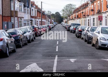 Northampton, Großbritannien. April 2020. Geparkte Autos in Loyd Road mit Menschen, die von zu Hause aus wegen der Coronavirus, am Tag nach dem Osterfeiertag Wochenende, wenn es in der Regel mit Pendlern gehen von der Arbeit beschäftigt sein würde. Kredit: Keith J Smith./Alamy Live News Stockfoto