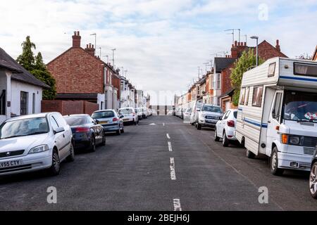 Northampton, Großbritannien. April 2020. Geparkte Autos in der Donnerstaße mit Menschen, die von zu Hause wegen des Coronavirus arbeiten, am Tag nach dem Osterfeiertag Wochenende, wenn es in der Regel mit Pendlern beschäftigt wäre, die zur Arbeit gehen. Kredit: Keith J Smith./Alamy Live News Stockfoto