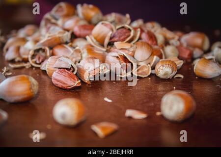 Frische Haselnüsse auf einem Holztisch Stockfoto