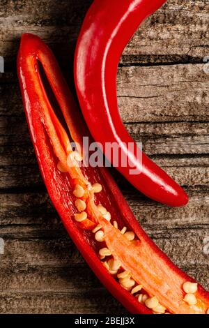Makrofotografie von roten und scharfen Paprika auf dem rauen Holztisch, von oben gesehen. Stockfoto
