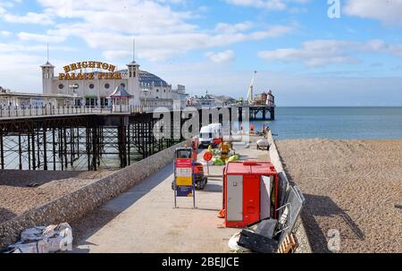 Brighton UK 14. April 2020 - die Arbeiten an der Reparatur des beschädigten Groyne neben dem Brighton Palace Pier gehen weiter, da die Blockierung in Großbritannien durch die Coronavirus COVID-19 Pandemiekrise fortgesetzt wird. Quelle: Simon Dack / Alamy Live News Stockfoto