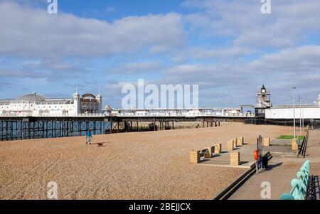 Brighton UK 14. April 2020 - Brighton Beach ist fast verlassen durch den Palace Pier, als die Blockierung in Großbritannien durch die Coronavirus COVID-19 Pandemie-Krise weiter dauert. Quelle: Simon Dack / Alamy Live News Stockfoto