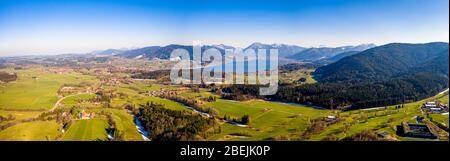 Tegernsee in den bayerischen Alpen. Luftpanorama. Feder. Deutschland Stockfoto