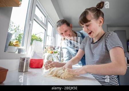 Mutter Und Tochter, Die Spaß In Der Küche An Der Herstellung Teig Für Home Baked Bread Zusammen Stockfoto