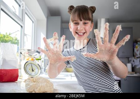 Portrait Von Mädchen Mit Unordentlichen Händen Spaß In Der Küche Kneten Teig Zum Backen Stockfoto