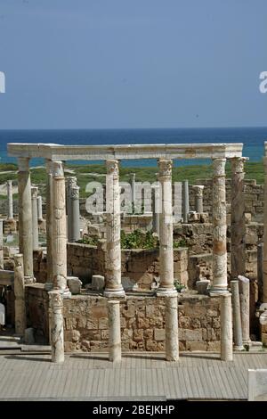 Antike Ruinen des römischen Theaters an der archäologischen Stätte Leptis Magna, Libyen Stockfoto