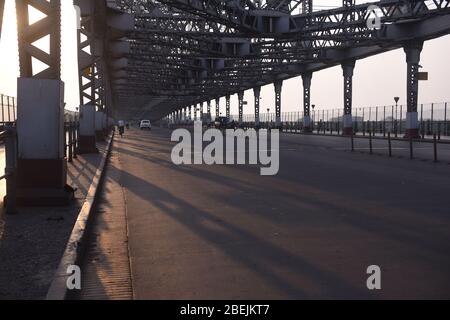 Kalkutta, Indien. April 2020. Die leere Howrah-Brücke wird während der landesweiten Sperrung in Kalkutta, Indien, am 13. April 2020 gesehen. Indiens Bundesgesundheitsministerium sagte am Dienstag Morgen, dass die Zahl der Todesopfer aufgrund der COVID-19 in Indien auf 339 gestiegen sei und die Gesamtzahl der bestätigten Fälle im Land 10,363 erreichte. Kredit: Str/Xinhua/Alamy Live News Stockfoto