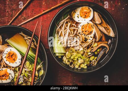 Japanische Ramen-Suppe mit Huhn, Eiern und Shiitake-Pilzen Stockfoto