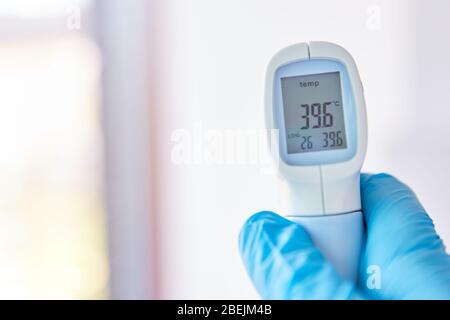 Das Display des klinischen Thermometers zeigt Fieber bei Covid-19-Patienten mit Coronavirus-Epidemie im Krankenhaus Stockfoto