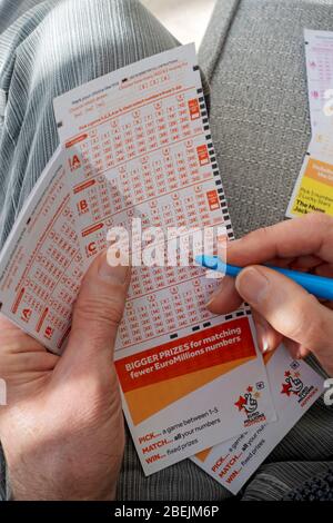 Nahaufnahme der Person Mann Hand Hände halten Ausfüllen in EuroMillions Lotto Lotto Lotterieschein aus England Großbritannien Großbritannien Großbritannien Großbritannien Großbritannien Großbritannien Großbritannien Großbritannien Großbritannien Großbritannien Großbritannien Großbritannien Großbritannien Stockfoto