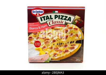 Alberton, Südafrika - eine Dr. Oetker ital Pizza isoliert auf einem klaren Hintergrundbild mit Kopierraum im horizontalen Format Stockfoto