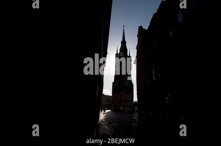 14. April 2020, Sachsen-Anhalt, Halle (Saale): Die Silhouette des Roten Turms auf dem Markt in Halle/Saale hebt sich vor klarem Himmel ab. Die Woche nach Ostern beginnt sonnig und kalt. Foto: Hendrik Schmidt/dpa-Zentralbild/ZB Stockfoto