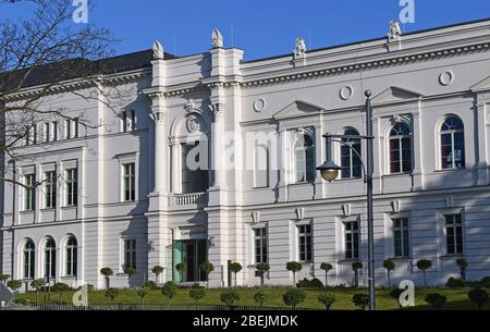 14. April 2020, Sachsen-Anhalt, Halle (Saale): Blick auf den Sitz der Nationalen Akademie der Wissenschaften Leopoldina in Halle/Saale. Die Akademie der Wissenschaften hat eine Empfehlung zur Lockerung der Restriktionen in der Corona-Krise vorgelegt. Foto: Hendrik Schmidt/dpa-Zentralbild/dpa Stockfoto