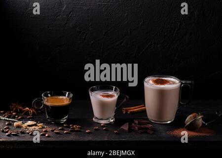 Im Vordergrund einige Arten von Espresso, Latte Macchiato und Cappuccino mit einer Prise Kakaopulver. Stockfoto