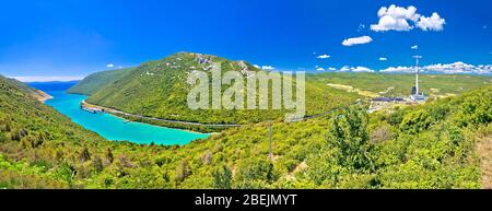 Plomin Tal und Bucht Kraftwerk in grüner Landschaft höchste kroatische Schornstein Panoramablick, Istrien Region von Kroatien Stockfoto