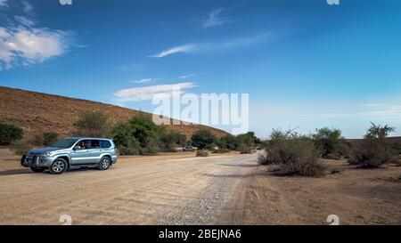 Rand der Weltreise - Riad, Saudi-Arabien. Am 8. November 2019 angeklickt. Vermitteln Sie Autos, die an den Rand der Welt fahren Riad Saudi Arabien thro Stockfoto