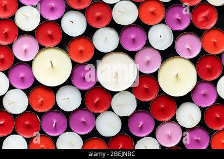 Bunte Duftkerzen in Metallhaltern Draufsicht (flaches Lay) Stockfoto