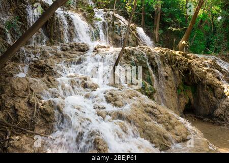 Atemberaubende Aussicht Wasserfälle des Nationalparks Krka, sonniger Tag, Sommersaison mit viel Grün und Bäumen, Kroatien Stockfoto