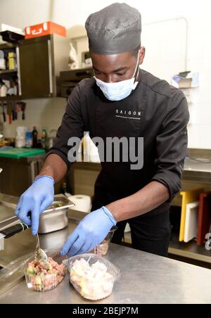 Mailand, Italien. April 2020. Milan, '' Ghost Kitchen 'Virtuelles Restaurant mit Gerichten direkt an das Haus geliefert. Auf dem Foto: Vorbereitung der Lieferungen Quelle: Unabhängige Fotoagentur/Alamy Live News Stockfoto