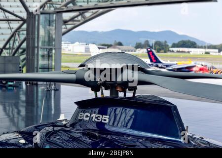 Salzburg / Österreich - August 2019: Rotorblätter des Hubschraubers im Red Bull Hangar-7, einem modernen Glas- und Stahlbau mit einer Sammlung von Histos Stockfoto