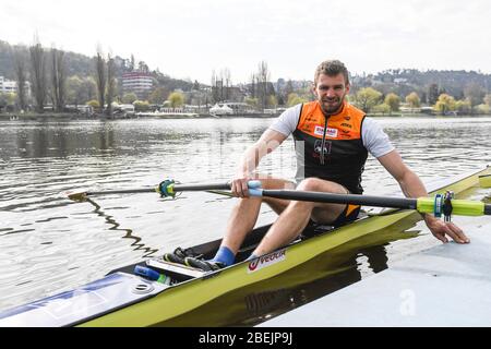 Prag, Tschechische Republik. April 2020. Der tschechische Ruderer Ondrej Synek fährt am 10. April 2020 auf der Moldau in Prag, Tschechien. Quelle: Michal Kamaryt/CTK Photo/Alamy Live News Stockfoto