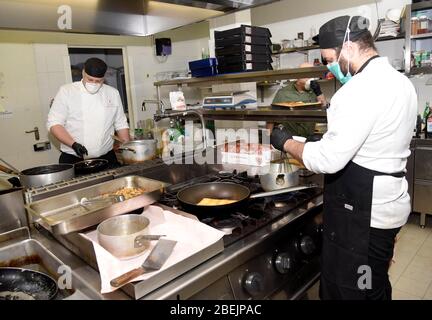 Mailand, Italien. April 2020. Mailand, 'Ghost Kitchen' Virtuelles Restaurant mit Gerichten direkt nach Hause geliefert. Auf dem Foto: Zubereitung von Gerichten Quelle: Unabhängige Fotoagentur/Alamy Live News Stockfoto