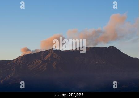 Vulkanischer Rauch vom Berg Aso in Kumamoto, Japan Stockfoto