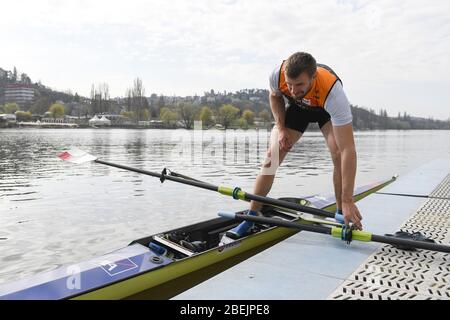 Prag, Tschechische Republik. April 2020. Der tschechische Ruderer Ondrej Synek fährt am 10. April 2020 auf der Moldau in Prag, Tschechien. Quelle: Michal Kamaryt/CTK Photo/Alamy Live News Stockfoto
