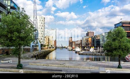 HAMBURG, DEUTSCHLAND - 23. Juni 2019 historische Schiffe im Hamburger Hafen Sandtorhafen HafenCity und philharmonie Elbphilarmonie Stockfoto