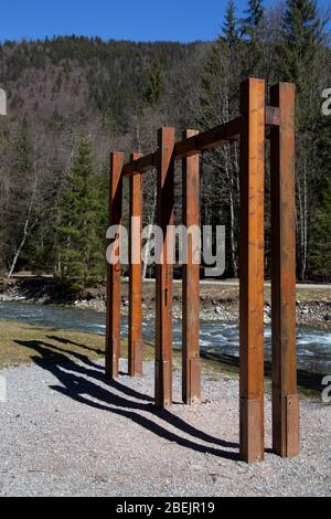 Wandern Sie entlang des Flusses von Morzine in den französischen Alpen. Stockfoto