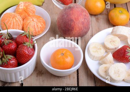 Nahaufnahme der Vielfalt von Früchten auf alte Holzplatte Stockfoto