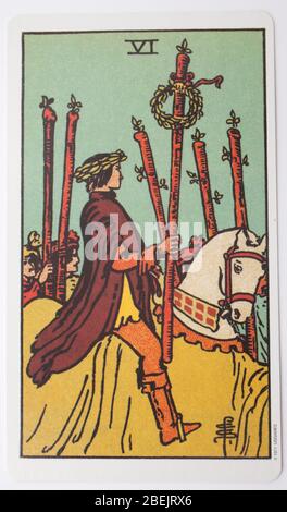 Eine einzige Tarot-Karte, die sechs Zauberstäbe, die für Wahrsagerei verwendet werden. Stockfoto