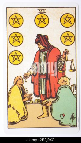 Eine einzige Tarot-Karte, die sechs der Münzen, die für Wahrsagerei verwendet werden. Stockfoto