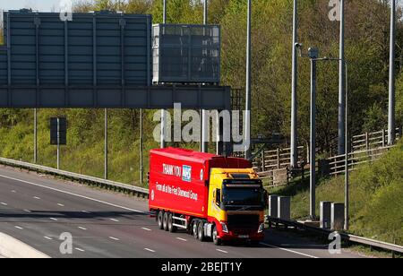 Kegworth, Leicestershire, Großbritannien. April 2020. Ein LKW-Schild der Fred Sherwood Group mit einer Dankesbotschaft an den NHS wird während der Sperrung der Coronavirus-Pandemie auf der Autobahn M1 in der Nähe von Kegworth gefahren. Credit Darren Staples/Alamy Live News. Stockfoto