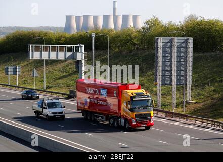 Kegworth, Leicestershire, Großbritannien. April 2020. Ein LKW-Schild der Fred Sherwood Group mit einer Dankesbotschaft an den NHS wird während der Sperrung der Coronavirus-Pandemie auf der Autobahn M1 in der Nähe von Kegworth gefahren. Credit Darren Staples/Alamy Live News. Stockfoto