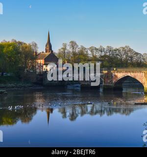 Chester Old Dee Bridge mit Blick auf Handbridge Stockfoto