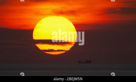 Sonnenuntergang über dem Meer Stockfoto