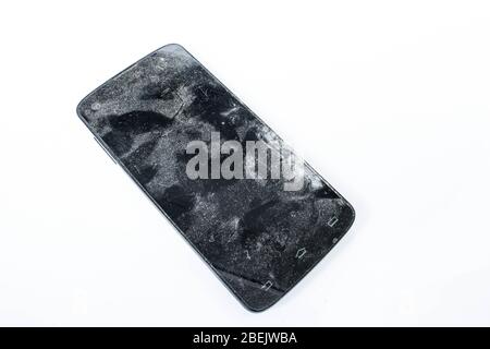 Altes kaputtes Handy auf weißem Hintergrund. Stockfoto