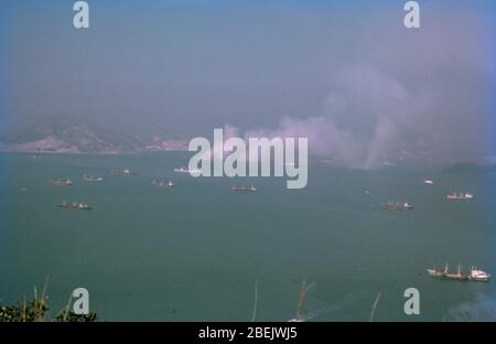 Hongkong. Januar 1972. Ocean Liner RMS Queen Elizabeth brennt im Hafen von Hongkong. Stockfoto