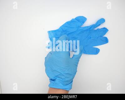 April 2020, Hand-Picking-Up A Blue Einweg-Handschuh (PPE), London, Großbritannien Stockfoto