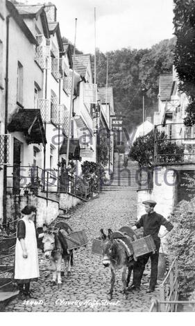 Clovelly Village High Street, Devon, England, Vintage Postkarte von 1920 Stockfoto