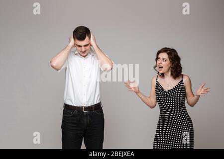 Das junge Paar hat einen Streit. Missverständnis im Paarkonzept. Stockfoto