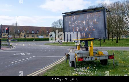 Covid-19 Lockdown; Aufenthalt zu Hause wesentliche Reise nur Straßenschild Stockfoto