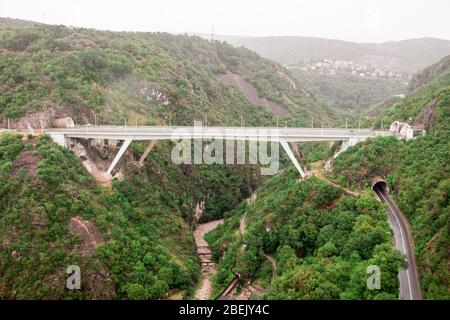 Brücke zwischen dem Berg Rijeka Kroatien Blick auf die Brücke von der Spitze des Berges Trsat Festung regnerische Tag und Abend Zeit Stockfoto