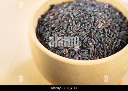 Hölzerne Tasse eines schwarzen Reis Stockfoto