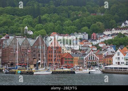 BERGEN, NORWEGEN - 31. MAI 2017: Alte Holzhäuser, die in Reihe am Kai des Bergenfjords gebaut wurden, sind UNESCO-Weltkulturerbe und sehr beliebt Stockfoto