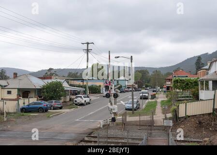 Blick über den Bahnübergang und entlang der King Street im ländlichen Dorf Paterson in New South Wales, Australien Stockfoto