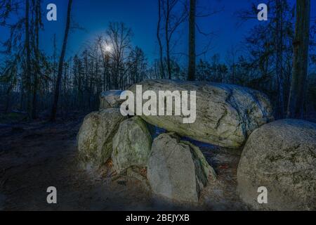 Prähistorische Megalith Dolmen Teufelsküche bei Haldensleben mit Vollmond bei Nacht Stockfoto