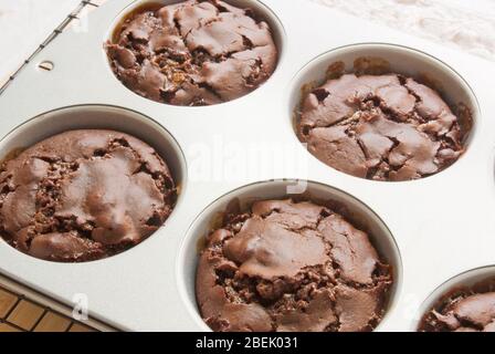 Schokolade Marshmallow Muffins in einer Backform auf einem Kühlaggregat. Aufnahmen bei Tageslicht. Stockfoto