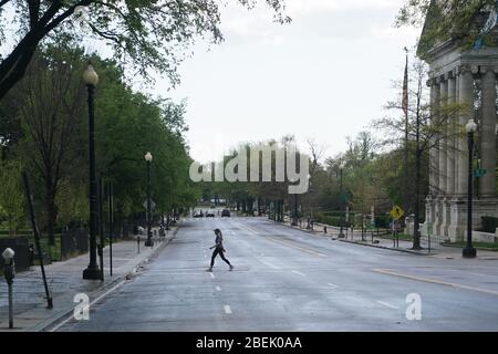 Washington, DC, USA. April 2020. Eine Frau überquert eine leere Straße in Washington, DC, USA, 13. April 2020. Kredit: Liu Jie/Xinhua/Alamy Live News Stockfoto